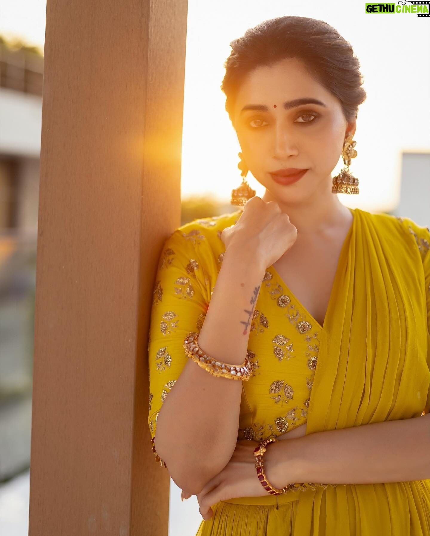 Aarthi - 94.2K Likes - Let the sun shine 🌛✨💛🧿
.
.
.
.
.
Outfit @paulmiandharsh via @tifarachennai
Jewellery @amrapalijewels @vjjewelleryvision
Photographer @kiransa