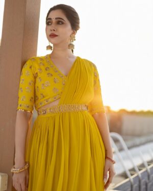 Aarthi Instagram - Let the sun shine 🌛✨💛🧿
.
.
.
.
.
Outfit @paulmiandharsh via @tifarachennai 
Jewellery @amrapalijewels @vjjewelleryvision 
Photographer @kiransa