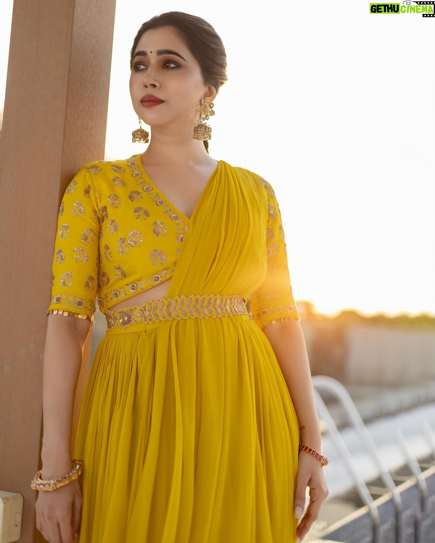 Aarthi - 94.2K Likes - Let the sun shine 🌛✨💛🧿
.
.
.
.
.
Outfit @paulmiandharsh via @tifarachennai
Jewellery @amrapalijewels @vjjewelleryvision
Photographer @kiransa