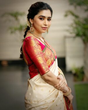 Aarthi Instagram - అచ్చ తెలుగు ఇంటి పువ్వు కొమ్మల 🌺
.
.
.
.
💎 @vummidibangaru