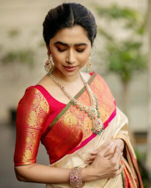 Aarthi Instagram - అచ్చ తెలుగు ఇంటి పువ్వు కొమ్మల 🌺
.
.
.
.
💎 @vummidibangaru