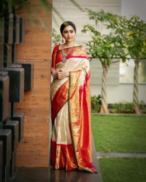 Aarthi Instagram - అచ్చ తెలుగు ఇంటి పువ్వు కొమ్మల 🌺
.
.
.
.
💎 @vummidibangaru