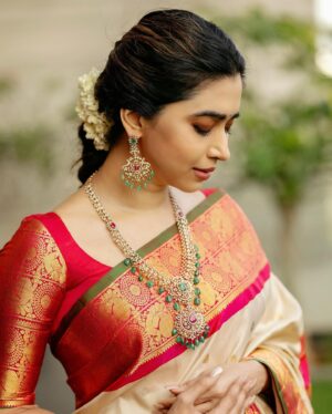 Aarthi Instagram - అచ్చ తెలుగు ఇంటి పువ్వు కొమ్మల 🌺
.
.
.
.
💎 @vummidibangaru