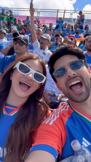 Aashna Shroff Instagram - CHAK DE INDIA!!! 🇮🇳🏏

When we got the opportunity to witness this historic day a few months ago as HSBC Premier customers, we were excited but never thought it would be THIS EPIC! It was our first time watching an India-Pakistan match! I don’t think we can ever aptly describe the energy in the stadium, but here’s a glimpse of what it felt like being amidst all that madness!!!