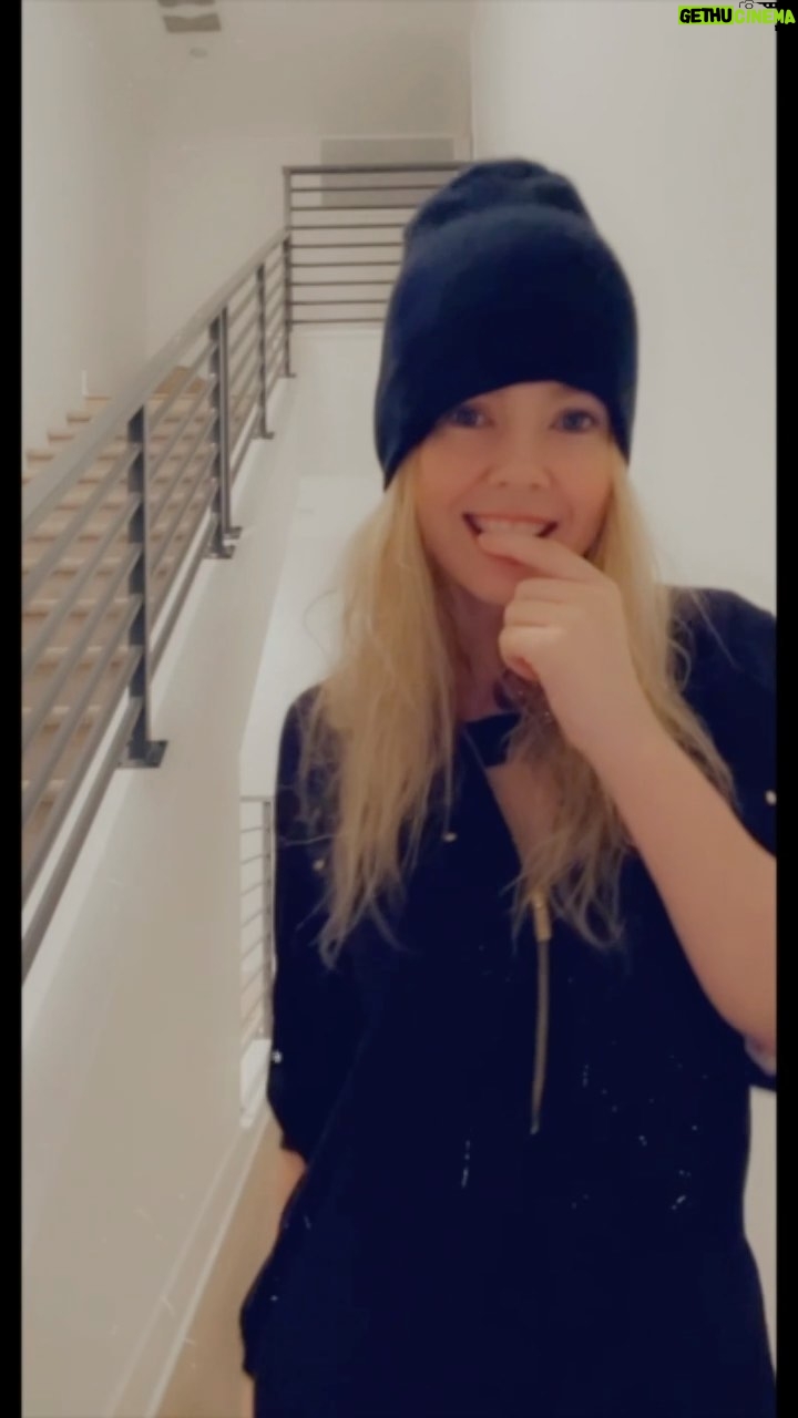 Abbie Cobb - 775 Likes - Silhouette Challenge. This is for every 2am DM thats asked me to post something a little more racy. I’ve heard you. You’re welcome. #silhouettechallenge