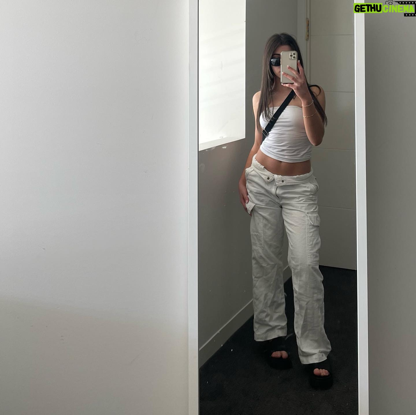 Abby Bergman - 2K Likes - a friday fit a dirty mirror 💋