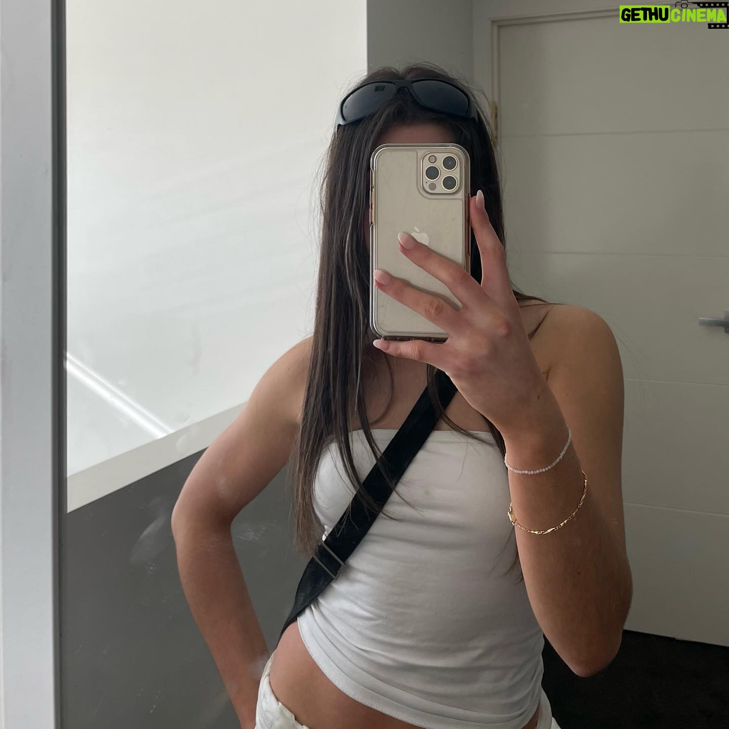 Abby Bergman - 2K Likes - a friday fit a dirty mirror 💋