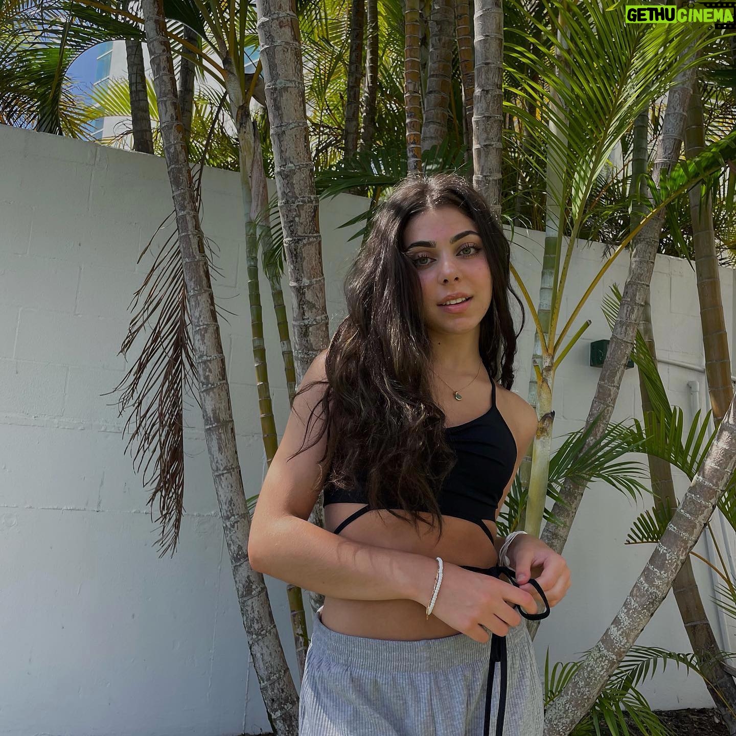 Abby Bergman - 2.4K Likes - Thank you so much @haimzwear for the gorgeous goodies you gifted me for my birthday 💕 Im wearing the Wrap Crop and the Puff Print Tee. I’ll be wearing these all summer!!
#croptop #croptopstyle #activewear #activewearaddict #sportychic #chilloutfit #chilled #chill #greytrackies #youngactor #modelstyle #modelfit #modelfitness #bikinitop #stunnersoninsta #beautifulgirls #beauty #longhairgoals #longhairgirls #girlmodels #teenmodel #melbourneinfluencer #gifted #birthdaygifts @cameo @cameoaustralia