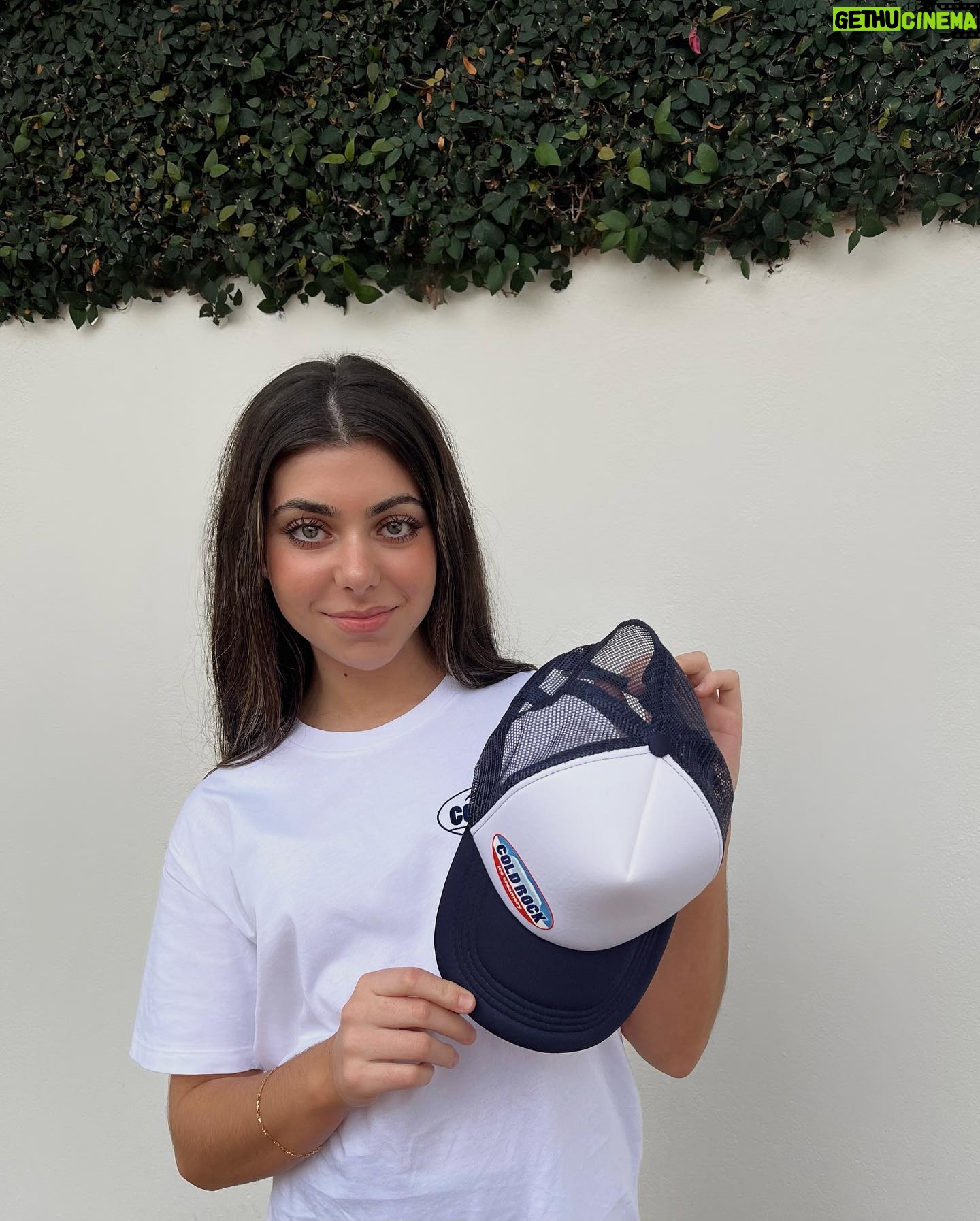 Abby Bergman - 1.9K Likes - Check out @coldrockofficial awesome new merch range. I’m loving all my new pieces! Link in their bio #mycoldrock
🍦
-
📸 @ellaberg__ ❤️