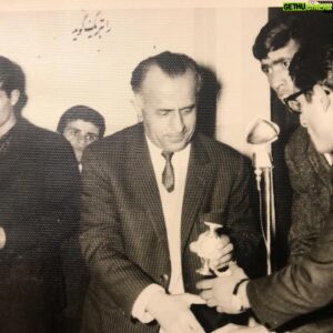 Abdollah Eskandari Instagram - این دومین بازی من در تئاتر است که مصادف شد با تجربه اولین اجرای گریمم که با دوده و وازلین انجام دادم و فکر کنم شروع عشق من به این حرفه از اینجا شکل گرفت.(سال 1341)  نمایش مرگ سیاه