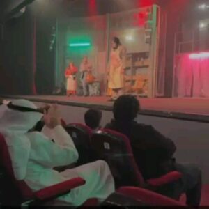 Abdulla Al-Khudr Instagram - شكرا للجمهور الوفي الي حضر .. ونلتقي فيكم طوال ايام العيد وبعده .. #الجزار
شلون المسرحيه