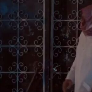 Abdulla Al-Khudr Instagram - الخبيئه :هي زادٌ للإنسان في آخرته، ولا تكون إلّا من العبد الذي فاض حبّ الله  عزّ وجلّ في قلبه، حتى وصل إلى مرحلة إنكار نفسه وإخفاء عمله، ويبتغي العبد من الخبيئة التجرّد إلى الله سبحانه؛ ليقبل عمله، وتعدّ دليلاً على صدق العبد وإخلاصه لله عزّ وجلّ، وفيها علامةٌ على محبّة الله تعالى، ولها أثرٌ بالغٌ على الإيمان به؛ إذ إنّ المنافقين لا يستطيعون القيام بها، ولا يتقنها إلّا مؤمنٌ صادقٌ، وللخبيئة جملةٌ من الفضائل والثمرات؛ فهي سببٌ في إعانة العبد على الثبات في المحن والشدائد، والبعد عن الرياء والسمعة، كما أنّها تكون أكثر أجراً وأعظم أثراً، وهي رصيدٌ للعبد في وقت الأزمات، ووسيلةٌ لطهارة القلب وصلاحه .. فجيب على كل انسان مسلم ان يجعل له خبيئه
@za_hdam