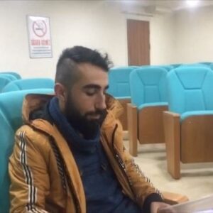 Abdurrahman Tutar Instagram - Biz evimizin ışıklarını tekrar açmak üzere kapatırız, elektriği kapattırmayız. Boş koltukları dolduran binlerce seyircimiz oldu. Bizi her görmeye geldiklerinde de ışıkları açık görmek isterler.. biz bu yüzden evimizden taşınmayız! #atutarr #bizburadayız