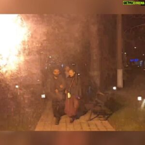 Abdurrahman Tutar Instagram - Rotasız bir geminin kaptanı olmak yerine okyanusa hükmetmek istedim. Rabbim bir diğer yarımı yolumun en umutsuz ışığında karşıma çıkardı @rabiayumusakk sevdiğim. İyi ki varsın, bu güzel gün için sana ve dostlarıma ayrı ayrı teşekkür ederim 🙏🏼🌼 Okyanusta çok balık vardı, onları yakalamak yerine onlarla boğulmayı tercih ettim, bana nefes olanlarla yoluma devam ettim. Nefes olduğum ve nefes olan dostlarımıza da selamlar olsun ✋🏼♥️