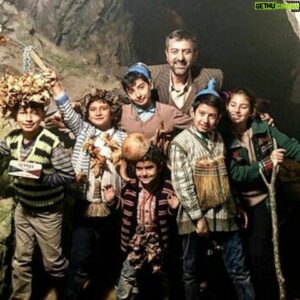 Abdurrahman Tutar Instagram - Çok yakında #eskiköyeyeniadet filmi  @julisanat yapım ile geliyor. @morrissanat  topluluğunun @moyyistiyatro çocuk oyuncularının da rol aldığı efsane komik bir film muhtesem hikaye ile karşınıza çıkacak. ☺ Çanakkale Cast:  @cast17_official #julisanat #morrissanat #moyyistiyatro #bulentemrahparlak #nailkirmizigul #burcugonderparlak #gulhantekin #hakibicici #gursugur #osmanakca #fusundemirel #meltemyilmazkaya #muhammedcangoren #alirizakubilay #alirizatanyeli #abdurrahmantutar #elvanaltinok #furkanmuratkalkan #bkm #atutarr