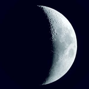 Abe Junko Instagram - 昨年望遠鏡で観測中だった方に見せていただいた、月のクレーター🔭✨　
今宵の月を見ていて思い出しました🌛

月以外にも木星、土星、火星、二重星アルビレオを見せてもらいました！🪐🪐

『二重星アルビレオ』は、地球からふたつの星が重なって見えるから二重星と言うとのこと。赤と青に光る星です✨

宮沢賢治の童話『銀河鉄道の夜』では、「眼もさめるような、青宝玉（サファイア）と黄玉（トパース）の大きな二つのすきとおった球が、輪になってしずかにくるくる」と回る、天の川の流速を測る観測所として登場します。

今年の冬は特に寒いけれど、
たまには夜空を見上げてみるのもいいですよね💕❄️

#天体観測　#月　#土星 #火星 #木星 #天体写真
#アルビレオ #iphone撮影