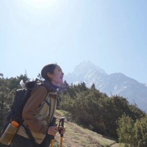 Abe Junko Instagram - 映画『バグマティ リバー』
今夏 8 月 27 日(土)より新宿 Kʼs cinema にて上映が決定しました！！

『大切な人の死を受け入れようとする女性の旅をつづった短編映画』

シャンボチェという所まで赴き撮影を敢行しました🗻（標高およそ3800m）
一枚目の後ろに写っているのがエベレストです。

こんなにも楽しそうに写っていますが
撮影隊は一同とにかく大変でした😇苦笑
こんな体験もなかなかないかと思うので少し🤏

標高が高くなると大気圧が低下して、酸素の濃度が薄くなります。
いわゆる『高山病』の影響が出てくるのです👻
頭痛や吐き気はもちろんですが寝ている時はその薄い酸素濃度に耐えられず、息をしているのに
『息ができない！！』
と飛び起きます笑😭

最後の写真は、
世界一危険な空港✈️
私達が撮影した一ヶ月前に飛行機事故があったと後で聞かされとにかく驚きました🥲💦笑
エベレスト級の山々の間を飛行するので強風になびかれて
もう上から下から右から左へと飛行機が揺れ、ワーキングチェアみたいな席にしがみついても半分生きた心地がしませんでした💀👻（ルクラ空港）