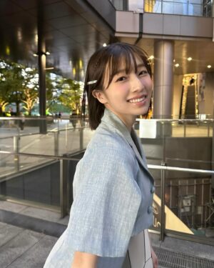 Abe Wakana Instagram - 最近は、夕方が本当に気持ちよくて最高ですね👜♡

お出かけ行くなら、どこ行きます〜？

#dazzlin#ワンピース#セットアップ#きれいめコーデ#ショートヘア