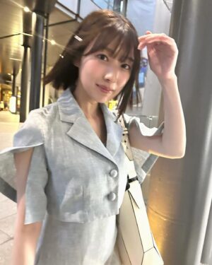 Abe Wakana Instagram - 最近は、夕方が本当に気持ちよくて最高ですね👜♡

お出かけ行くなら、どこ行きます〜？

#dazzlin#ワンピース#セットアップ#きれいめコーデ#ショートヘア