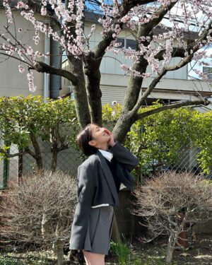Abe Wakana Instagram - CDの撮影時のオフショット！📸
色々集めてみました！
#エモい #みたいな ？

最後に撮影中の動画も載せました〜楽しそう☺️笑
ドラマ『アイドル失格』のテトラ＋原作者 安部若菜☺️

#これが愛なのか #絶賛発売中 ☺️