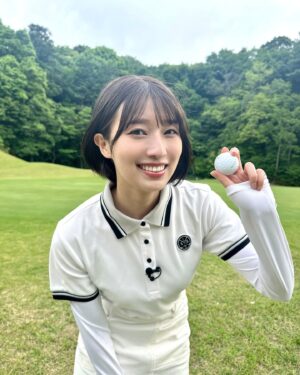 Abe Wakana Instagram - ゴルフ！

初めてコース行ったよ〜🏌️‍♀️(まだ回ってはいない)
めっちゃ気持ち良かった！！

濱弥早プロに教えて頂きました！
ありがとうございました☺️

YouTube「裏なんばちゃん」にて金曜22時に動画公開！
ぜひ緑を感じながらご覧ください⛳️

#全部顔に出るタイプ
#ゴルフ#ゴルフウェア#golf