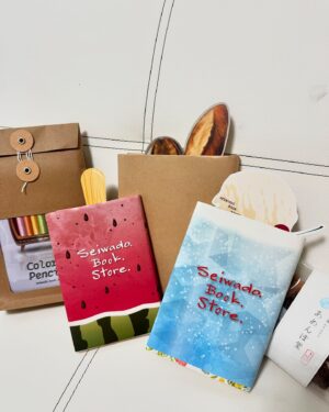 Abe Wakana Instagram - ずーっと行きたかった「正和堂書店」さん！
大阪鶴見にある街の本屋さんなんですが…

オリジナルブックカバーがとても可愛いんです！📚

選べない！興奮していっぱい買っちゃった！
本屋さん帰りとは思えない！

7枚目は、中身が分からないおすすめ本という激アツ演出…
多分読みたかったあれだろうなと思ったので迷わず購入。

大好きなかりんとうまで売ってて、もうたまらん…！

店内も広くて、本当に素敵な空間でした。
買った本はまた動画にまとめて載せます📚

#本#読書#正和堂書店#ブックカバー