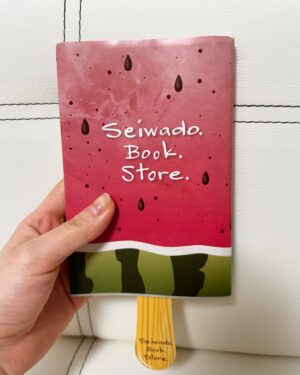 Abe Wakana Instagram - ずーっと行きたかった「正和堂書店」さん！
大阪鶴見にある街の本屋さんなんですが…

オリジナルブックカバーがとても可愛いんです！📚

選べない！興奮していっぱい買っちゃった！
本屋さん帰りとは思えない！

7枚目は、中身が分からないおすすめ本という激アツ演出…
多分読みたかったあれだろうなと思ったので迷わず購入。

大好きなかりんとうまで売ってて、もうたまらん…！

店内も広くて、本当に素敵な空間でした。
買った本はまた動画にまとめて載せます📚

#本#読書#正和堂書店#ブックカバー