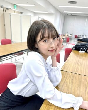 Abe Wakana Instagram - めがね〜！どう？仕事できそうですか？

#スーツ#できる女#バイトは半年でクビ#社会経験なし