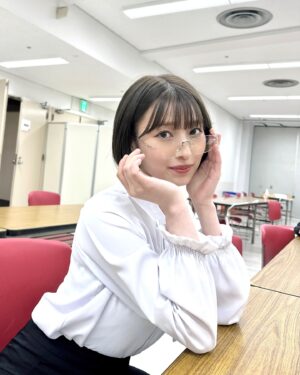 Abe Wakana Instagram - めがね〜！どう？仕事できそうですか？

#スーツ#できる女#バイトは半年でクビ#社会経験なし