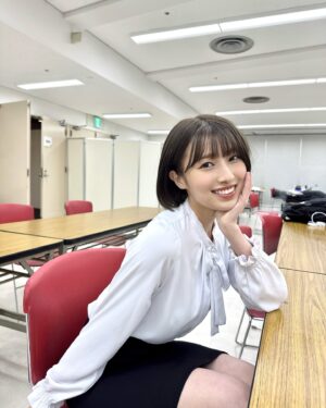 Abe Wakana Instagram - めがね〜！どう？仕事できそうですか？

#スーツ#できる女#バイトは半年でクビ#社会経験なし