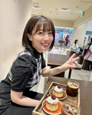 Abe Wakana Instagram - プリンは固め派です！どっち派〜？🍮

芳賀礼ちゃんとデートした時の♡
いっぱいお話し出来て楽しかった〜
色んな人とご飯に行ったりしたいなぁという時期です🥰

お誘い待ってます🥰

#grl#梅田カフェ#プリン