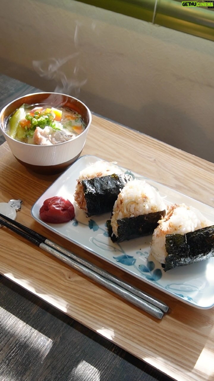 Abe Wakana - 3 Likes - 毎週水曜に料理動画を投稿🍳 @_wakapon_
皆さんの理想の朝ごはんも、ぜひコメントで教えてください(^^)
作り方
①にんじん、ねぎ、さつまいも…お好きな野菜を切る
②胡麻油で豚肉を炒める
③野菜を入れて軽く炒める
④お水を入れ、だしを入れて火にかける
(別茹でして、こんにゃくを入れるのも良いです)
⑤お味噌を溶いて完成!
#料理#cooking#お家ごはん#和食#レシピ#豚汁