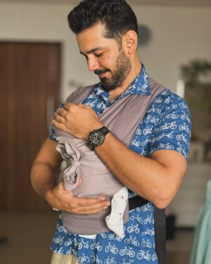 Abhinav Shukla Instagram - Was always my dream to carry my baby in this cloth carrier !  I jokingly used to call it ‘thailey’. I used to tell Ruby that we will put our kid/kids in thailey and travel the globe,  now we will …. 😃 Happy New Year to all from E & J . ❤️
