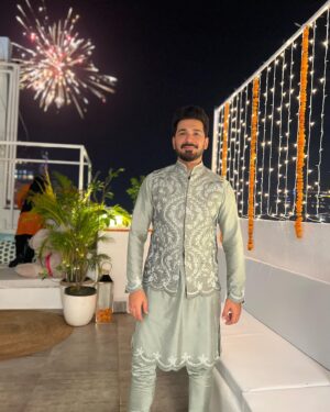 Abhinav Shukla Instagram - I know its too late but …🙋🏼i was shining bright !  Happy Diwali again! 

Outfit:  @gargee_designers 
Styled by @stylingbyvictor @sohail__mughal___