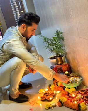 Abhinav Shukla Instagram - I know its too late but …🙋🏼i was shining bright !  Happy Diwali again! 

Outfit:  @gargee_designers 
Styled by @stylingbyvictor @sohail__mughal___