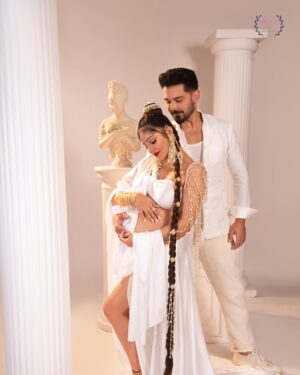 Abhinav Shukla Instagram - You are an indescribable miracle of my life 🤍 🤍 
.
.
.

The amazing lenswomen:-
@littletoesbymuskan 
@sapna_kapoorr 

Setup up design &
Co-ordinated by
@partycircle_ind 

Styling -
@styleitupbyaashna 

Special mention @zubin_khan 🙃💕