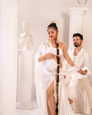 Abhinav Shukla Instagram - You are an indescribable miracle of my life 🤍 🤍 
.
.
.

The amazing lenswomen:-
@littletoesbymuskan 
@sapna_kapoorr 

Setup up design &
Co-ordinated by
@partycircle_ind 

Styling -
@styleitupbyaashna 

Special mention @zubin_khan 🙃💕