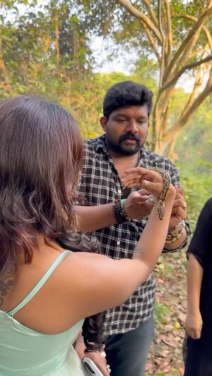 Abhirami Instagram - 🐍 🎥 📸  Shoot to Result in 3 hrs. Watch full video 
#bts 
DON'T TRY WITH UNTRAINED ANIMALS⚠️
@aghoshvyshnavam_avm 
@the_madfoodie 
@wool_gatheringdesign