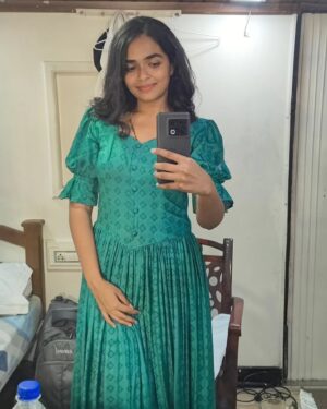 Abhirami Bose Instagram - I would totally raid Anna's closet. Wouldn't know where to wear them in 2024 though🌝
.
.
.
Pretty costumes courtesy - Very talented @the_dinodavis 🌻

#phoenix #primevideo