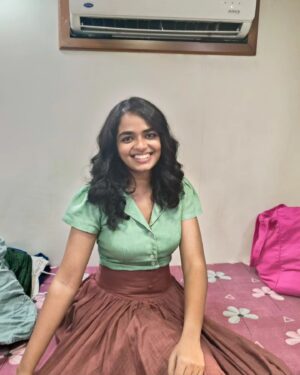 Abhirami Bose Instagram - I would totally raid Anna's closet. Wouldn't know where to wear them in 2024 though🌝
.
.
.
Pretty costumes courtesy - Very talented @the_dinodavis 🌻

#phoenix #primevideo