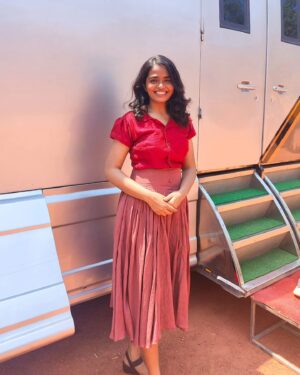 Abhirami Bose Instagram - I would totally raid Anna's closet. Wouldn't know where to wear them in 2024 though🌝
.
.
.
Pretty costumes courtesy - Very talented @the_dinodavis 🌻

#phoenix #primevideo