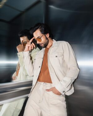 Abhishek Banerjee Instagram - RUMBLE 🤟

Styled by @anjalibiyani_ 
Wearing @freakinsindia 
Jewellery @carillonjewelry 
Shot by @urvishpatel.in

#actor #actorslife #lift #liftdiaries #poser