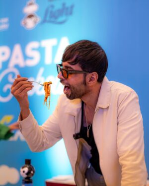 Abhishek Banerjee Instagram - Mamma mia, aakhri pasta! 🤌🏻🍝 

Life is full of pasta-bilities, and today I made a beer-y delicious pasta at the @bira91beer Pasta Cookout with @tcsw10k. 

Until next time, @bira91beer! 🍻

@morepawatome 🤗

#actor #actorslife #parttimechef