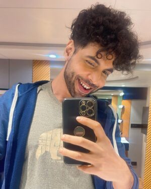 Abhishek Banerjee Instagram - GUESS WHO’s BACK ??? 🤘🤘

#newlook #samesouls #actor #actorslife #shootdiaries