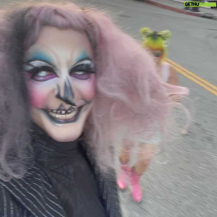 Abhora - 3.1K Likes - Found this cute pink bar near my house so I decided to take a cute pink date to it! 🩷 @shrinkle 🩷
#laartsdistrict #flamingobar #dragula #abhora #pink