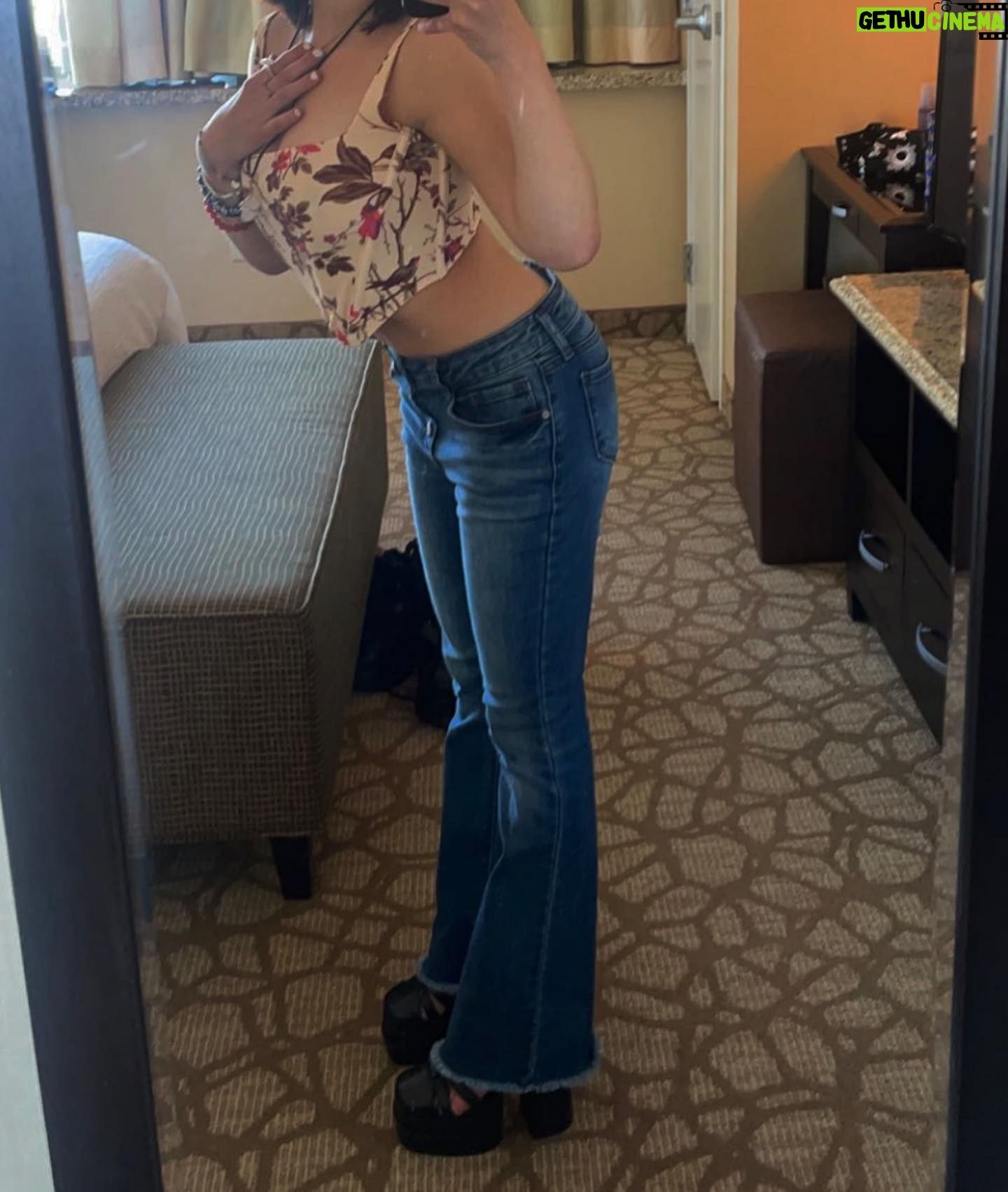 Abi Monterey - 1.4K Likes - Many pics of one outfit
