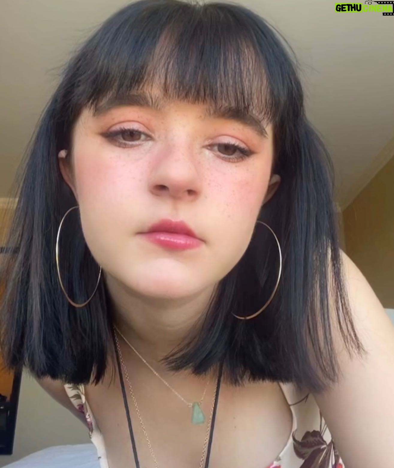 Abi Monterey - 1.4K Likes - Many pics of one outfit
