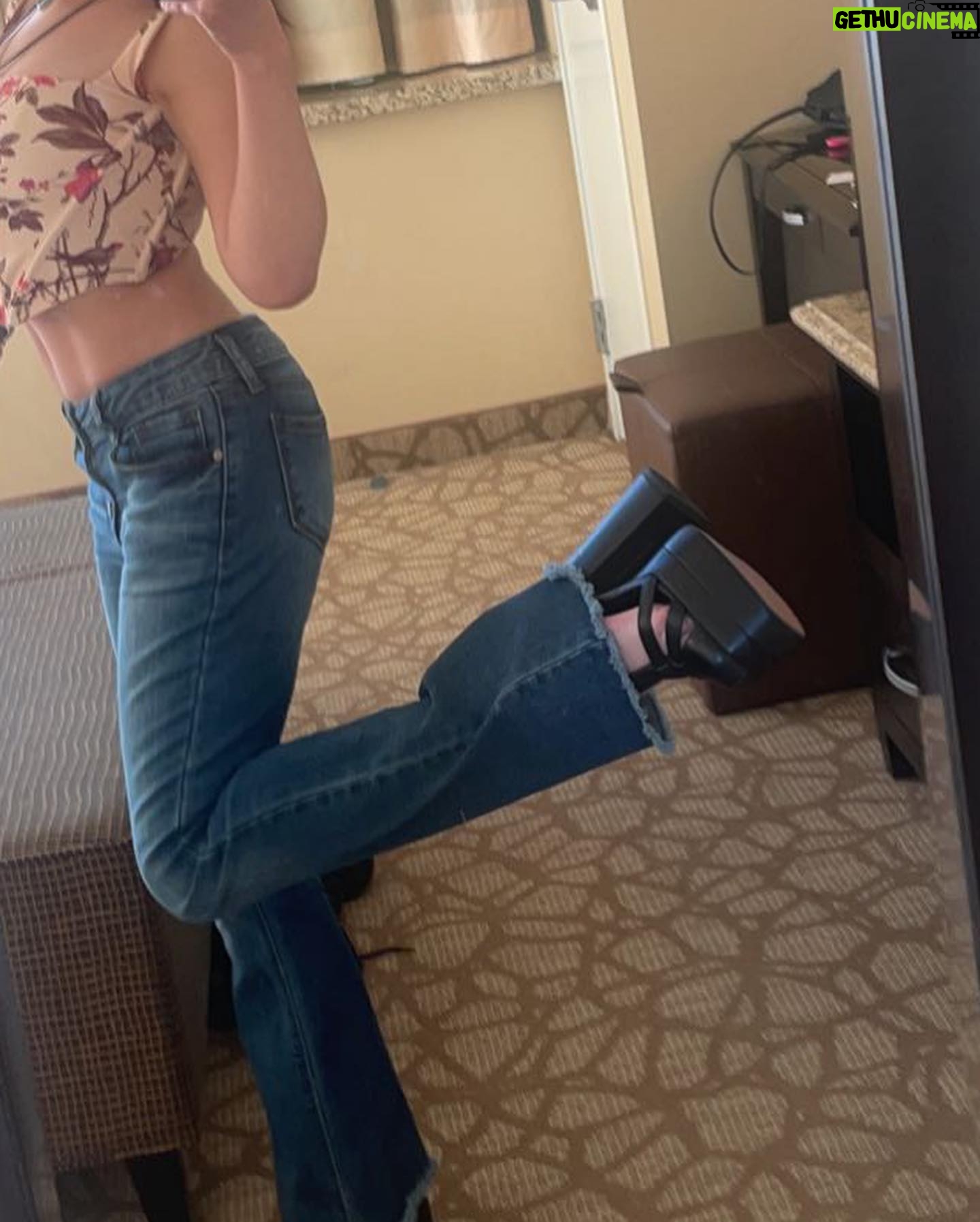 Abi Monterey - 1.4K Likes - Many pics of one outfit