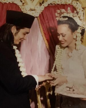 Abimana Aryasatya Instagram - Selamat ulangtahun pernikahan ibu @inong_ayu ❤️