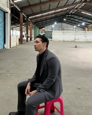 Abimana Aryasatya Instagram - foto bts bersama bangku baso